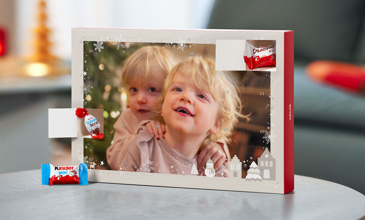 Un calendar de Advent decorat festiv, plin cu dulciuri