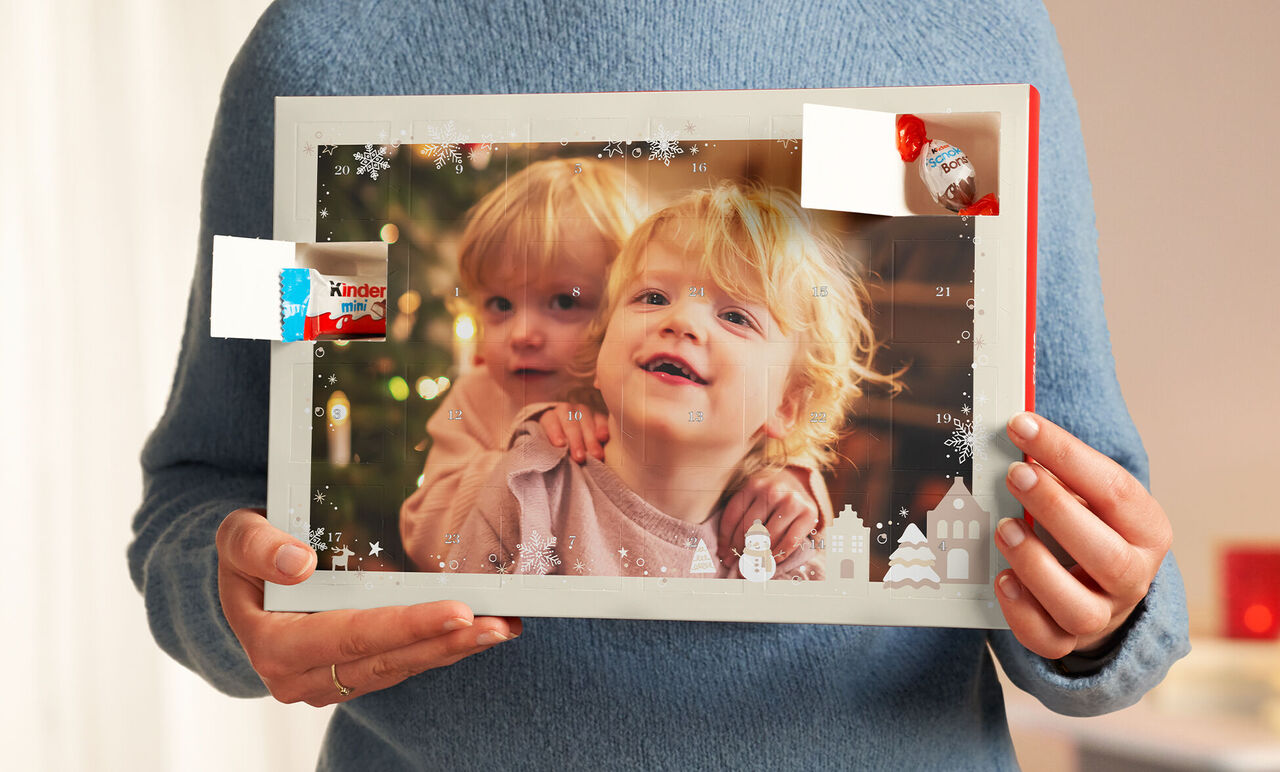 O persoană ține o ramă foto festivă cu o poză frumoasă și elemente decorative, ideală pentru amintiri personale.